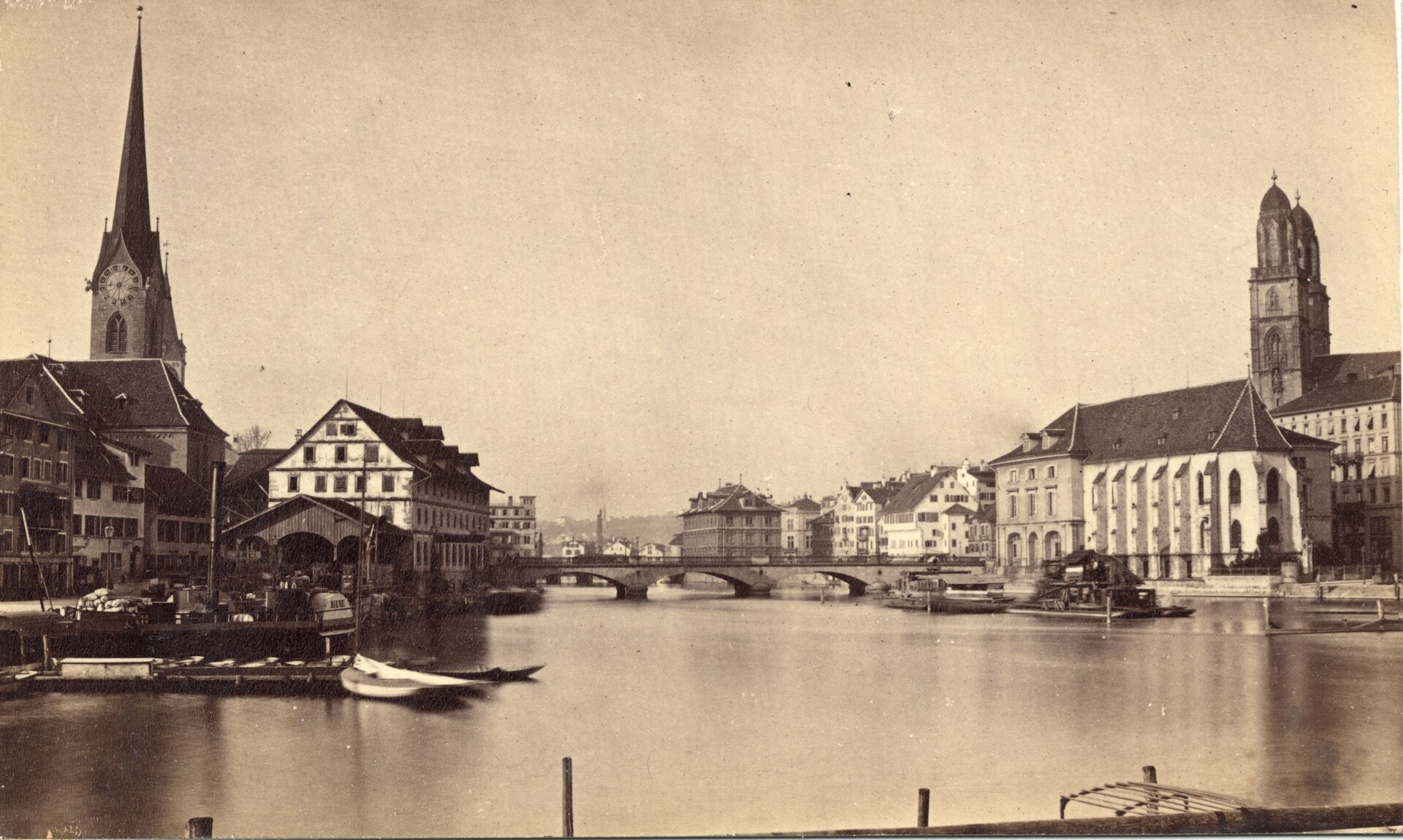 Historischer Blick über die Limmat auf Münsterbrücke, Fraumünster, Kornhaus, St. Peter und Grossmünster.